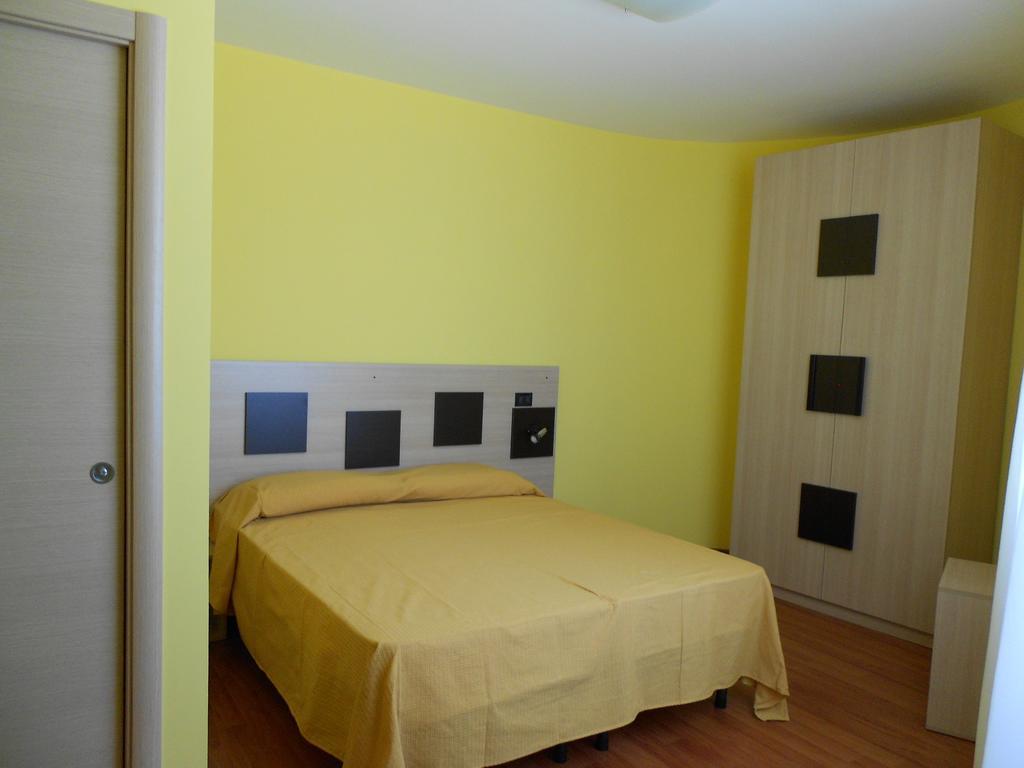 Hotel Alta Marea Gioiosa Marea Zimmer foto