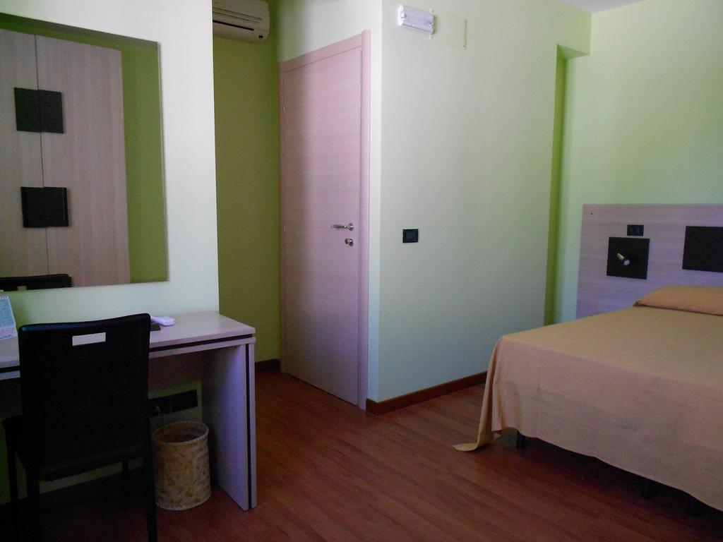 Hotel Alta Marea Gioiosa Marea Zimmer foto